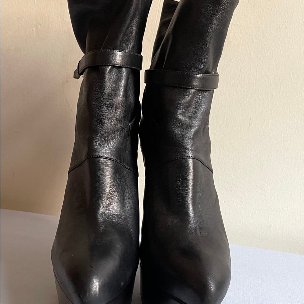 Yves Saint Laurent Sleek Black Leather Heeled Boots.
Shoes is excellent